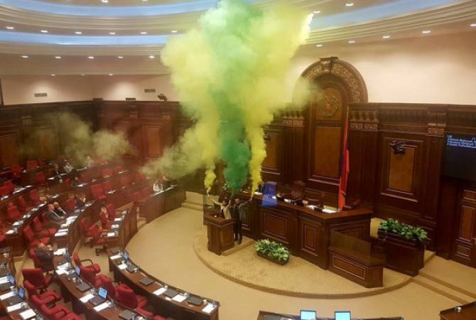 نواب المعارضة من فصيل «يلك» بالبرلمان الأرمبني يعرضون الدخان الملون في قاعة الجلسة كإحتجاج 
على سياسة الحكومة -فيديو- 