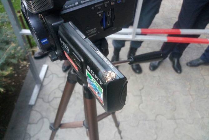 ՀՀԿ գրասենյակի մոտ հավաքի մասնակիցների պայթեցրած ճայթռուկը վնասել է 
Aysor.am կայքի օպերատորի հագուստն ու տեսախցիկը