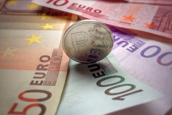 Մոսկվայի բորսայում սակարկությունների մեկնարկից հետո դոլարի նկատմամբ ռուբլու փոխարժեքի աճ Է դիտվում

