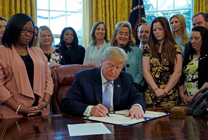 Trump signs anti-sex-trafficking bill 