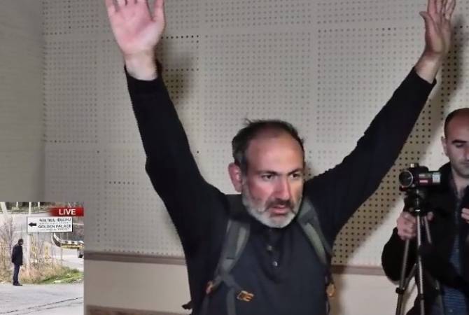 Пашинян и его сторонники организовали шествие и ворвались в  здание  Общественного радио