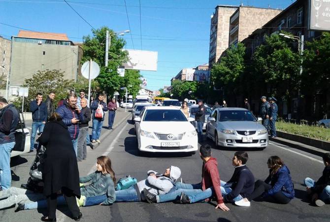 Демонстранты перекрыли перекресток Баграмяна-Орбели: водители призывают открыть 
дорогу