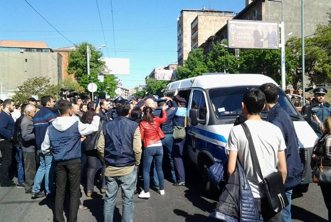 Собравшиеся на перекрестке Баграмяна-Орбели демонстранты не позволяют полицейским 
машинам с активистами внутри сдвинуться с места