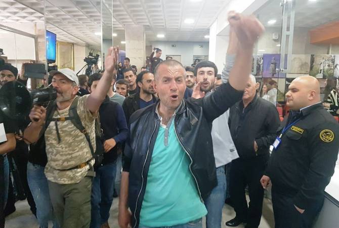 Opposition crowd breach into Pedagogical University in Yerevan, call for strike 