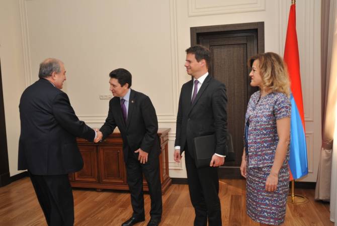 Президент Армении принял французского сенатора Оливье Кадика
