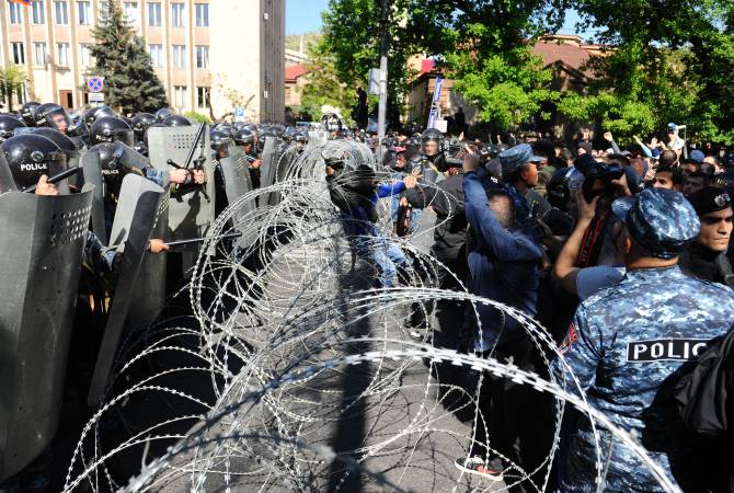 Полицейские получили ранения тупыми и режущими инструментами: одного из них 
оперируют
