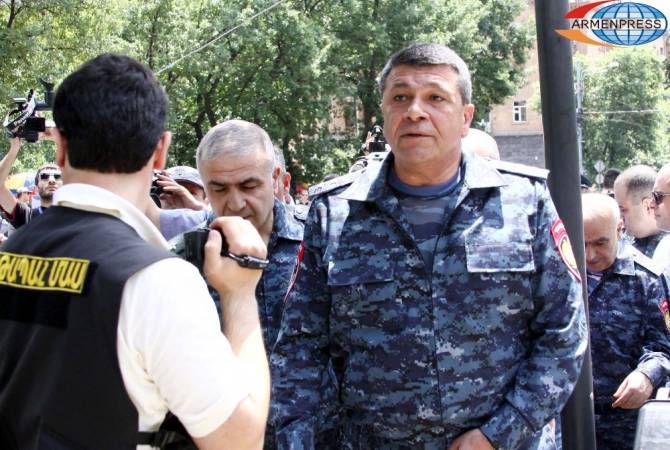 Armenia’s Police Chief arrives at Baghramyan Avenue