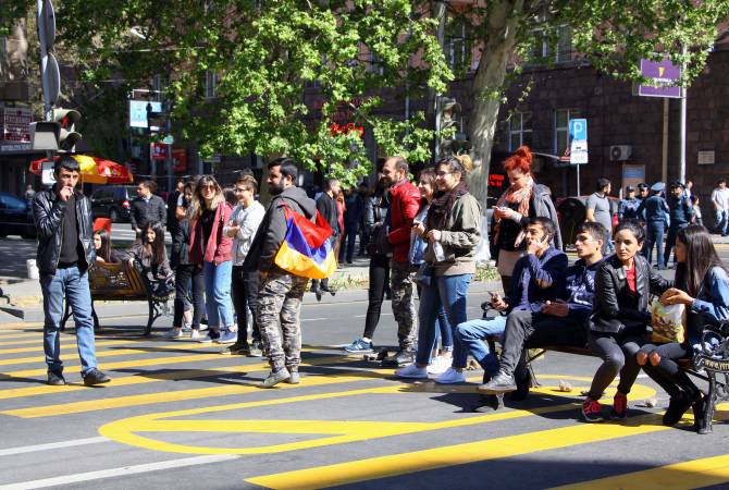 Движение транспорта в центре снова парализовано: Никол Пашинян продолжает шествие
