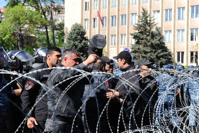 Полиция Армении заявляет, что участники акции протеста применили по отношению к полицейским насилие: ВИДЕО