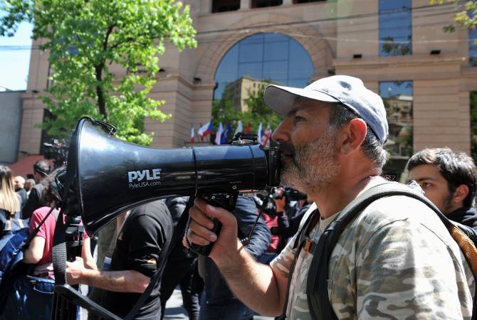 Opposition crowd attempt to block Yerevan streets, gather outside Prosecutor General’s office 