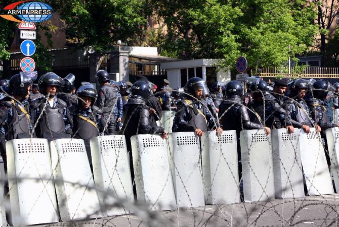 شرطة أرمينيا تتخذ التدابير اللازمة لضمان الأداء الطبيعي لهيئات الحكومية بعد محاولة الجماعات المتظاهرة 
من المعارضة دخول المباني الحكومية و عرقلة عملها
