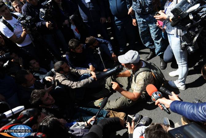 Pashinyan-led demonstrators occupy Yerevan’s France Square again