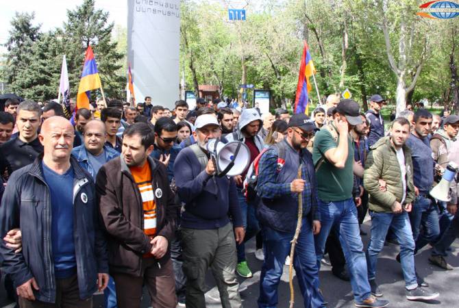 Депутат НС Армении Никол Пашинян и его сторонники дошли до резиденции премьер-
министра Армении