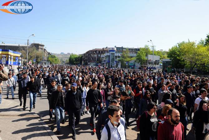 Среди участников акций протеста много школьников