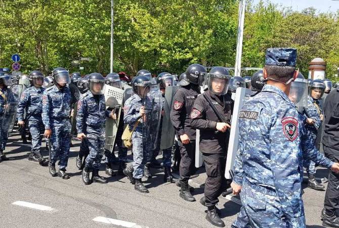 Полиция пытается открыть движение на площади Франции: Пашинян проводит шествие 
по проспекту Маштоца
