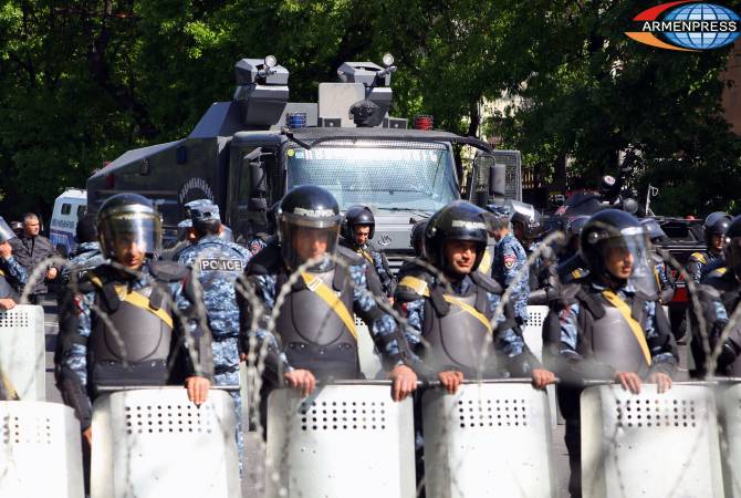 شرطة يريفان تدعو مرة أخرى المتظاهرين إلى وقف الأعمال غير القانونية وإلا سيتحمل منظمو التظاهرات 
المسؤولية الكاملة عن جميع عواقب تدابير الشرطة المتناسبة
