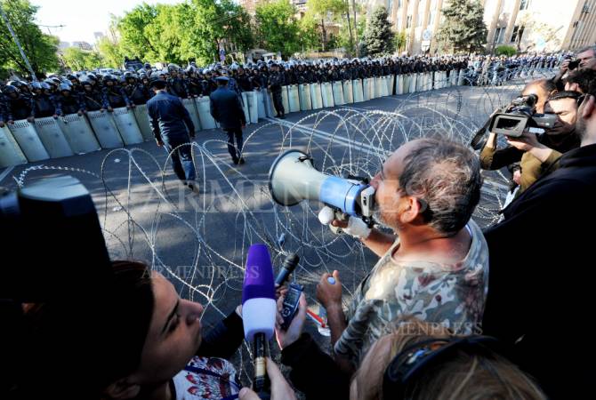 Полиция Армении просит журналистов сохранять разумную дистанцию от места акции