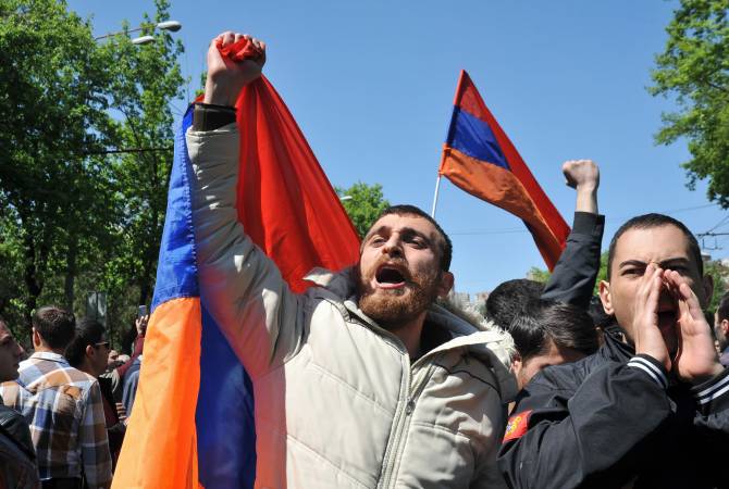 Участники акций протеста создали напряженную обстановку у ТЦ «Петак»