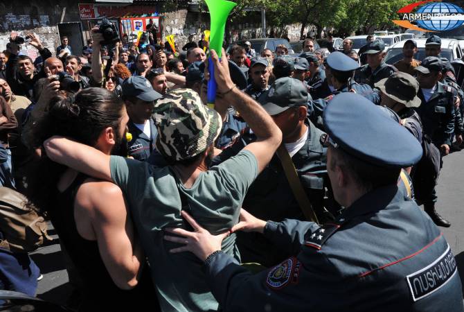 По положению на 12:30 утра в отделения полиции доставлены 33 участника акций 
протеста