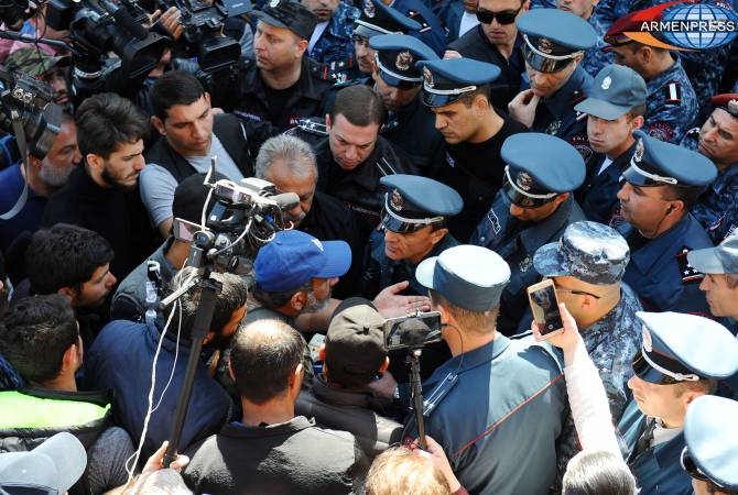 نائب رئيس شرطة أرمينيا فاليري أوسيبان يُعلم النائب وزعيم حزب «المعاهدة المدنية» نيكول باشينيان أن  
المظاهرين هاجموا السيارات المجهزة الخاصة للشرطة