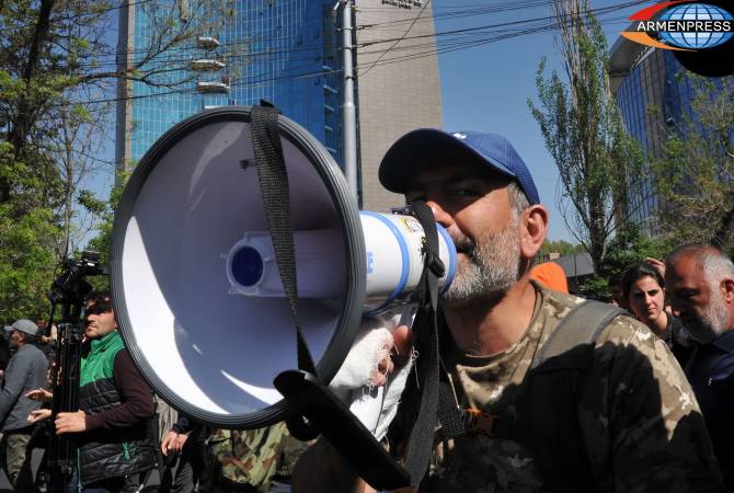 Участники акций протеста под руководством Никола Пашиняна начали шествие с улицы 
Гюльбенкяна