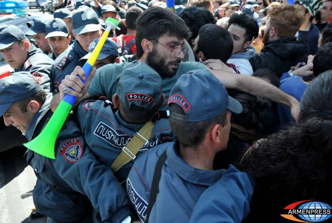 По положению на 09:00 утра 20-го апреля в различные отделения полиции доставлены 16 
участников акций протеста