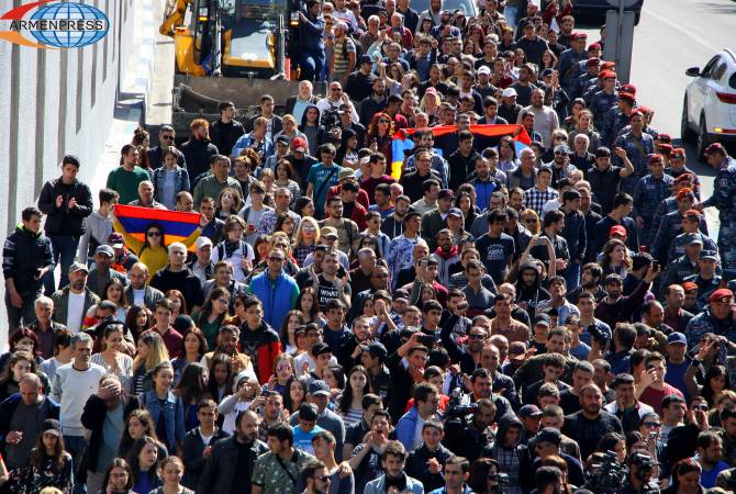  Հավաքների մասնակիցները փորձում են կաթվածահար անել Երևան-Աբովյան ավտոմայրուղու երթևեկությունը