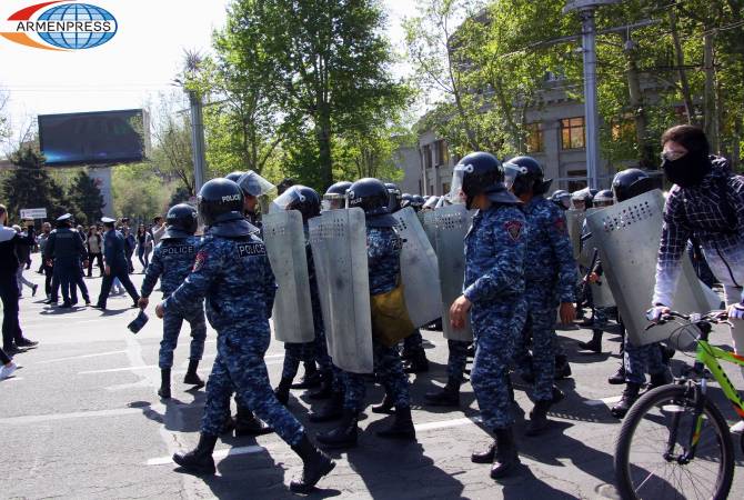 По положению на 13:00 20-го апреля в различные отделения полиции доставлены 107 
участников акций протеста