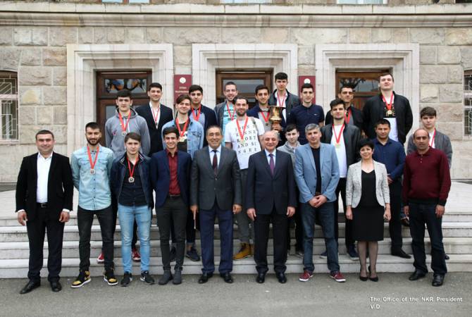 Бако Саакян принял членов команды «Арцах», победившей на первенстве Армении по 
баскетболу 