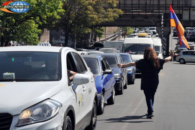 Մեքենաներով բանուկ փողոցները փակելու գործողությունները վտանգում են 
երթևեկության մասնակիցների կյանքը. ոստիկանություն