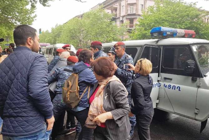 По положению на 14:00 20-го апреля в различные отделения полиции доставлены 166 участников акций протеста