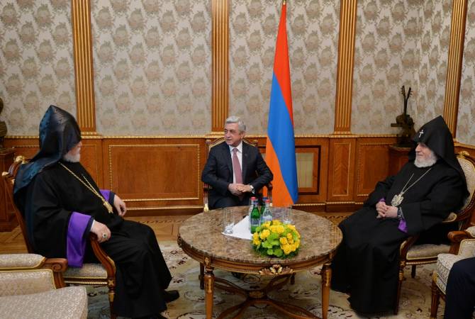 رئيس الوزراء سيرج سركيسيان يعقد اجتماعاً مع قداسة كاثوليكوس عموم الأرمن كاريكين الثاني وقداسة 
كاثوليكوس بيت كيليكيا الكبير آرام الأول 