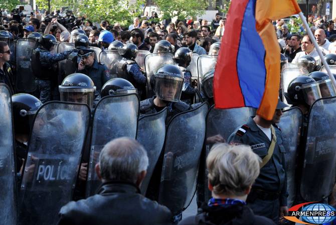 شرطة أرمينيا تعلن أنها اعتقلت حتى الآن 183 مواطناً خلال المظاهرات الجارية للقيام بأعمال غير قانونية
