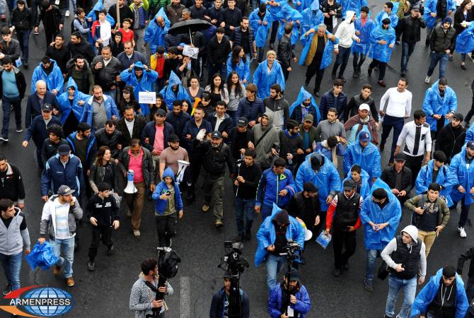 Пашинян и его сторонники совершают шествие  в Нор Норке: ситуация напряженная – 
ОБНОВЛЯЕТСЯ