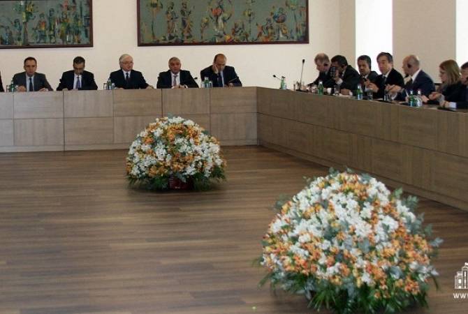 وزير الخارجية إدوارد نالبانديان يعقد اجتماعاً مع السفراء المعتمدين في أرمينيا ويطلعهم على آخر تطورات 
الوضع نتيجة المظاهرات