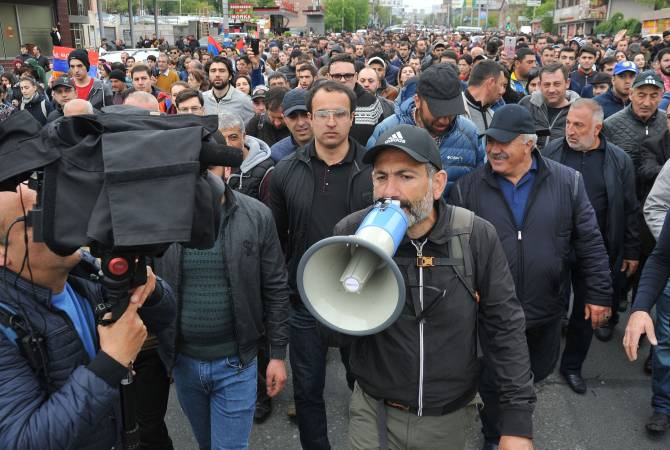 النائب المعارض نيكول باشينيان- زعيم المظاهرات الجارية في يريفان- يدعو رئيس الجمهورية أرمين 
سركيسيان إلى ساحة الجمهورية