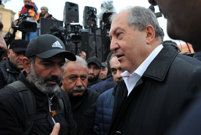 Armenian President arrives to overcrowded Republic Square of Yerevan to 
negotiate with opposition MP 