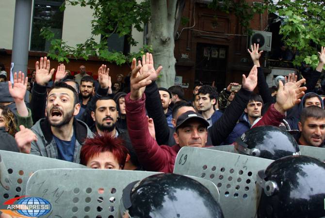 Если в  разумные сроки митинг не  прекратится, его разгонят с применением спецсредств 
– заявление полиции Армении