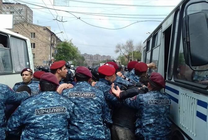 В Эребуни полиция  разгоняет шествие – Пашинян и Микаелян удалены  с территории