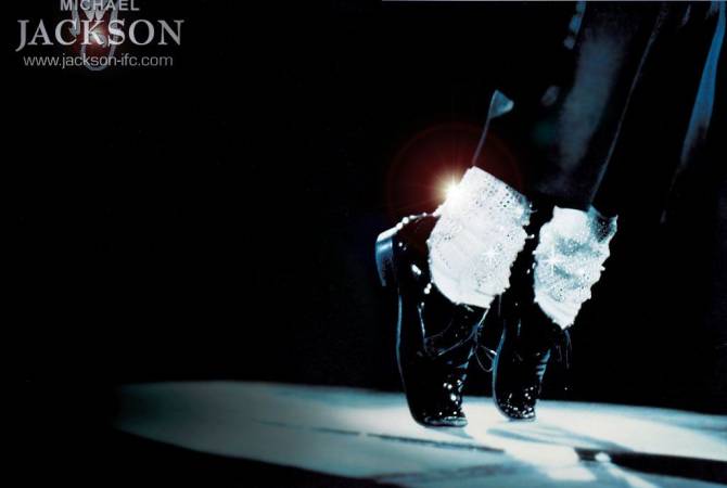 Туфли-"луноходы" Майкла Джексона выставлены на торги за $10 тыс.