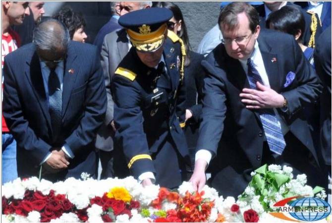 США стремятся к “честной и верной оценке событий”: посол Миллз об осуждении 
Геноцида армян