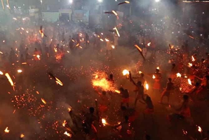 Огненная битва: кадры зрелищного ритуала в Индии