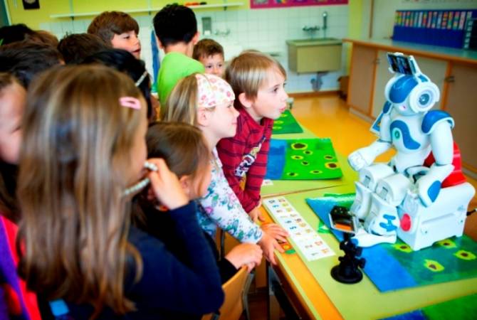 Во Франции роботы помогают больным детям присутствовать на школьных занятиях