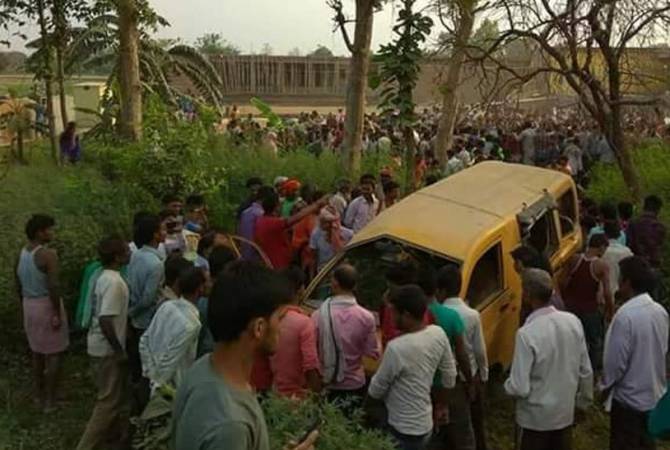 В Индии в результате столкновения поезда со школьным автобусом погибли 13 детей