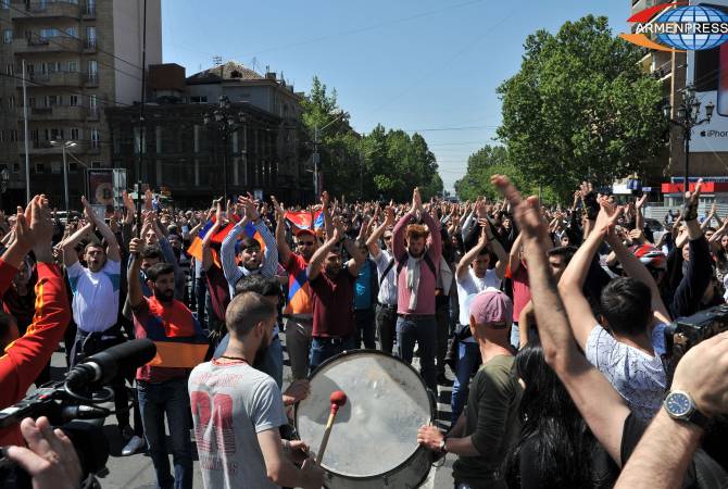 Никол Пашинян призвал временно прекратить блокировать улицы