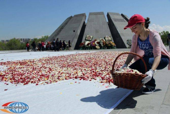 جمع الزهور الموضوعة في 24 أبريل حول النصب التذكاري للإبادة الأرمنية لأعادة استخدامها كورق وبطاقات 
بريدية وشموع وسماد -AGBU Scout Yerevan-