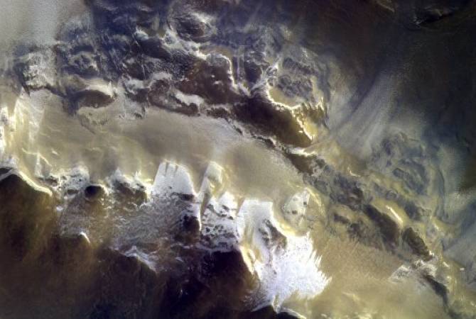 Зонд "ЭкзоМарс-TGO" получил первые цветные фотографии Марса