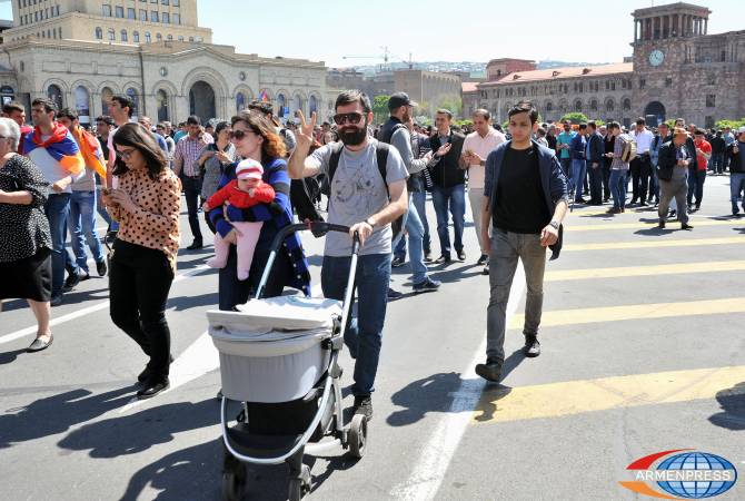 Pashinyan’s crowd gathers in Yerevan’s central square awaiting election results 