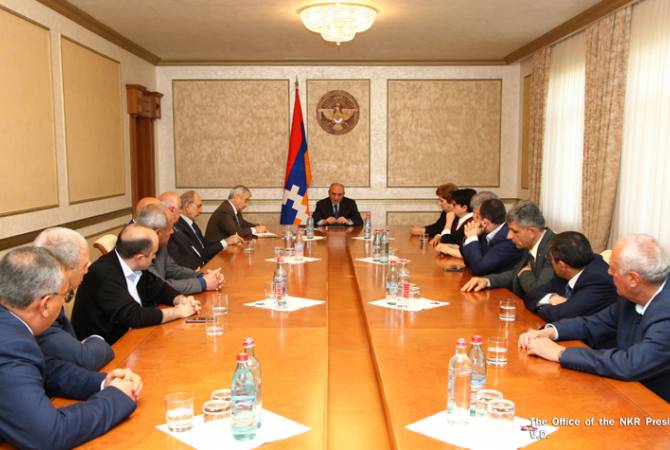 Президент Республики Арцах встретился с руководителями фракций и председателями 
постоянных комиссий Национального собрания
