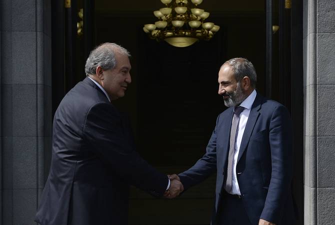 رئيس الوزراء نيكول باشينيان يعقد أول اجتماع له كرئيس وزراء أرمينيا مع رئيس الجمهورية أرمين 
سركيسيان 